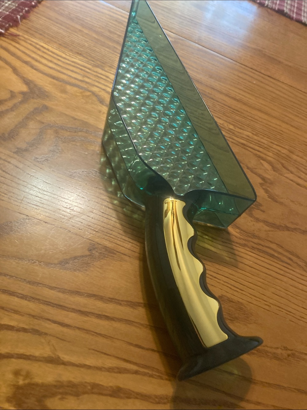 Tool to tuck your bedsheets in tight